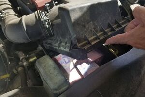 Житель Макеевки спрятал деньги в воздушном фильтре автомобиля