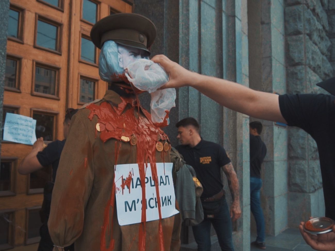 Активисты "Национального корпуса" облили чучело Жукова красной краской