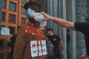 Активісти "Національного корпусу" облили опудало Жукова червоною фарбою