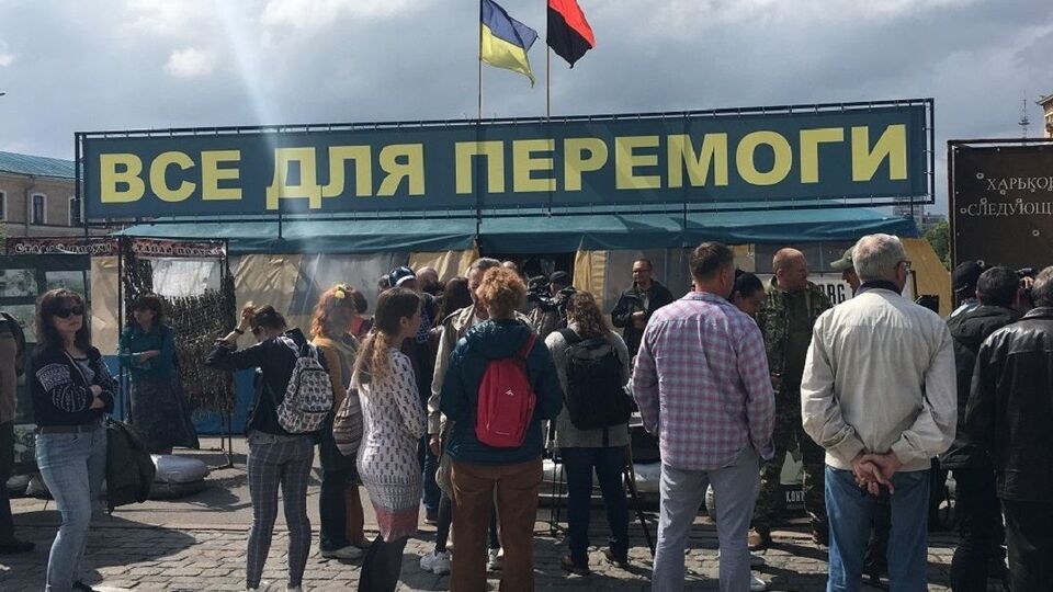 Палатку в центре Харькова оставили