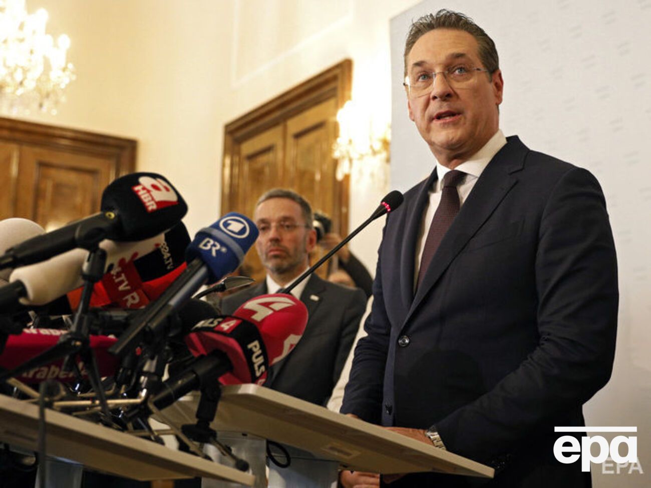 Штрахе собрал пресс-конференцию, чтобы объявить об отставке