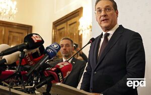 Штрахе собрал пресс-конференцию, чтобы объявить об отставке