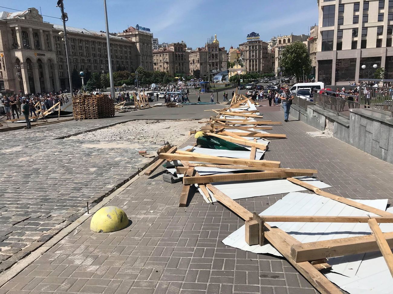 Активісти у центрі Києва повалили огорожу, яка заважала слідчому експерименту в розслідуванні розстрілів на Майдані. Фоторепортаж