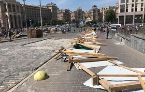 Активисты в центре Киева повалили ограждение, которое мешало следственному эксперименту в расследовании расстрелов на Майдане. Фоторепортаж