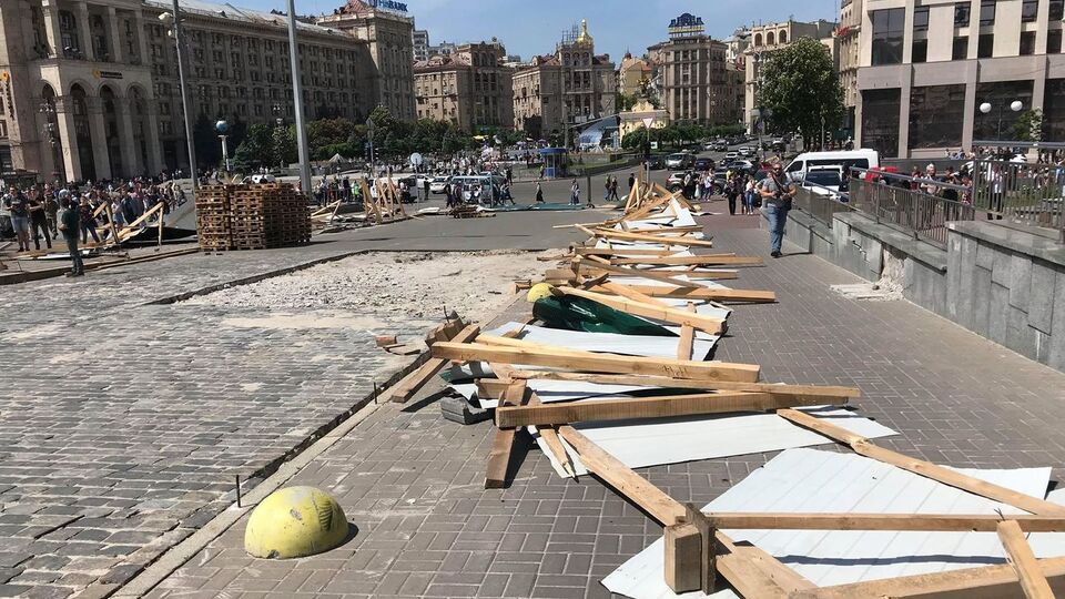 Активисты в центре Киева повалили ограждение, которое мешало следственному эксперименту в расследовании расстрелов на Майдане. Фоторепортаж
