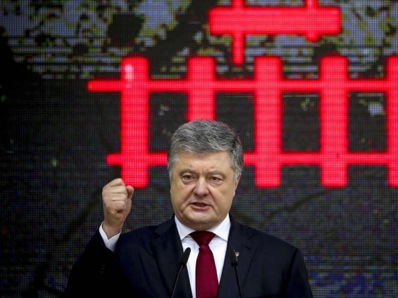 Порошенко про Крим: Люди живуть у страху