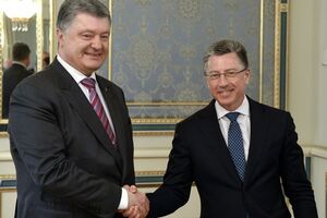 Волкер (праворуч на фото) обіймає посаду спецпредставника США щодо України з липня 2017 року