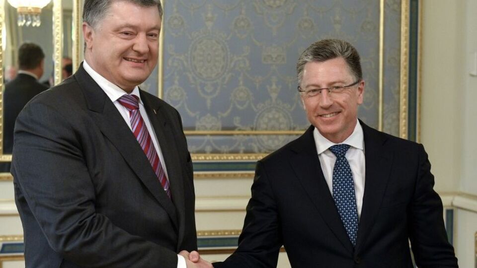 Волкер (праворуч на фото) обіймає посаду спецпредставника США щодо України з липня 2017 року