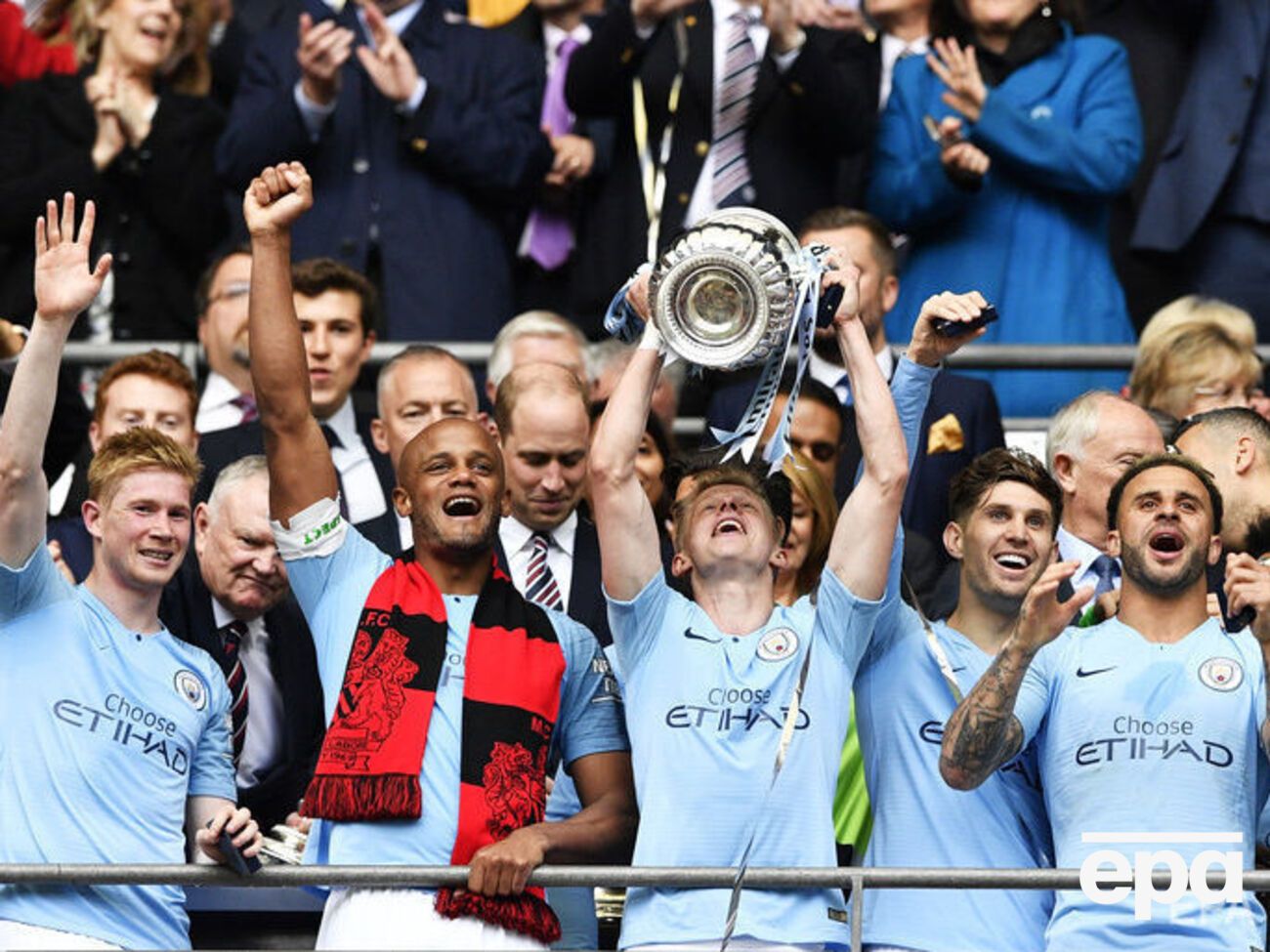 "Ман Сити" празднует победу, с трофеем &ndash; Александр Зинченко