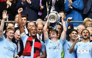 "Ман Сити" празднует победу, с трофеем – Александр Зинченко