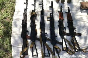 В гараже жителя Луганской области нашли шесть автоматов