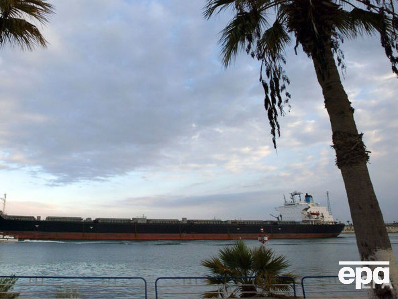 Конфлікт почався після заходження танкера в Суец