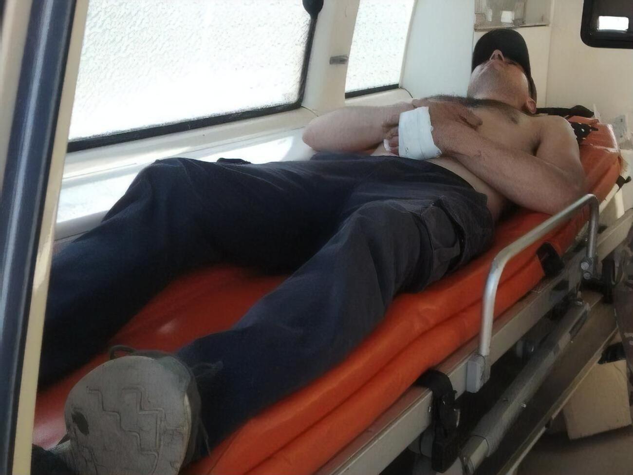 Мужчина получил ранения, когда бежал от боевиков