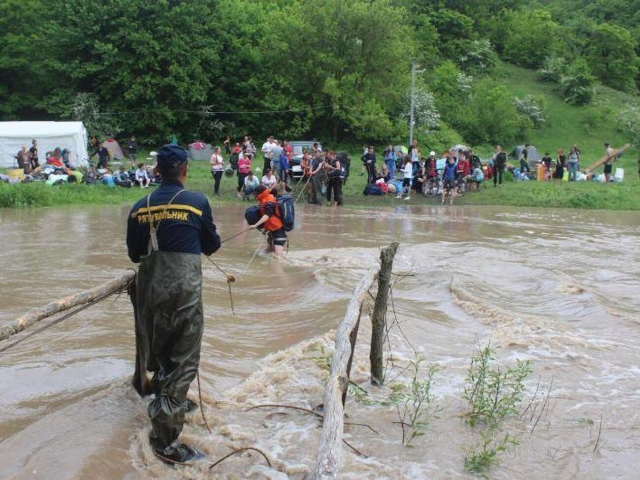 Бійці ДСНС організували канатну і човнову переправи, щоб доправити всіх людей у безпечне місце.
