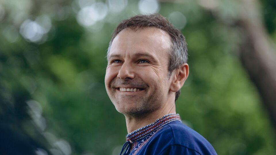 Вакарчук: Я очень хорошо знаю, что такое начинать с маленькой студенческой рок-группы, про которую никто не знает