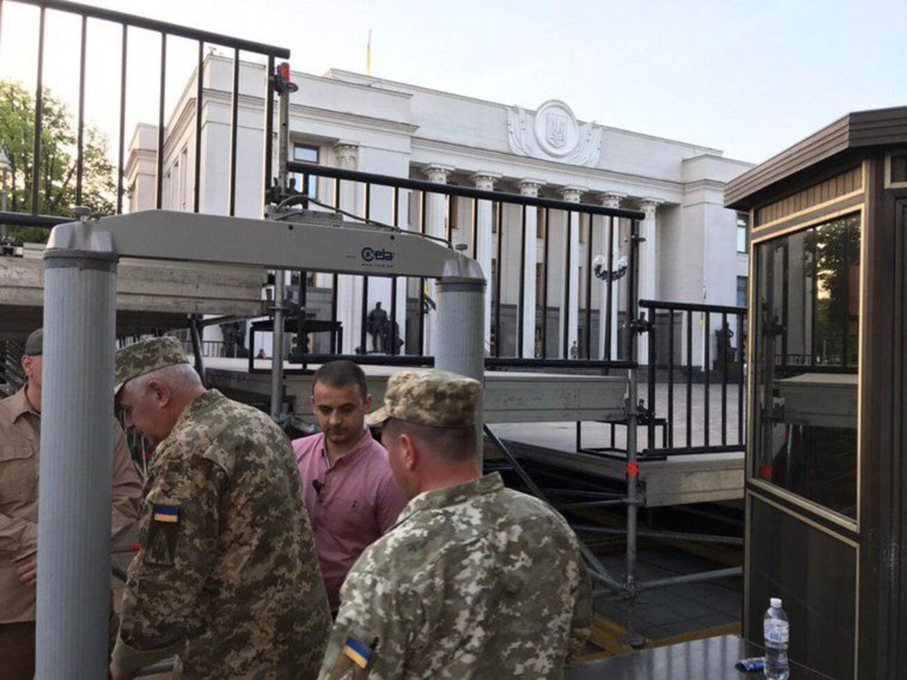 Возле здания Верховной Рады установили рамки металлоискателей