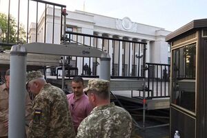 Возле здания Верховной Рады установили рамки металлоискателей