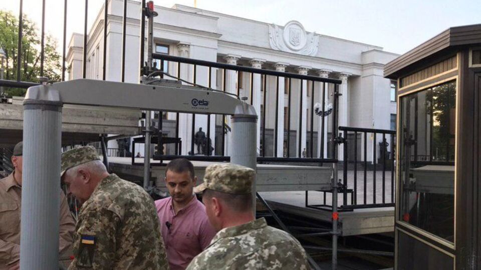 Біля будівлі Верховної Ради встановили рамки металошукачів