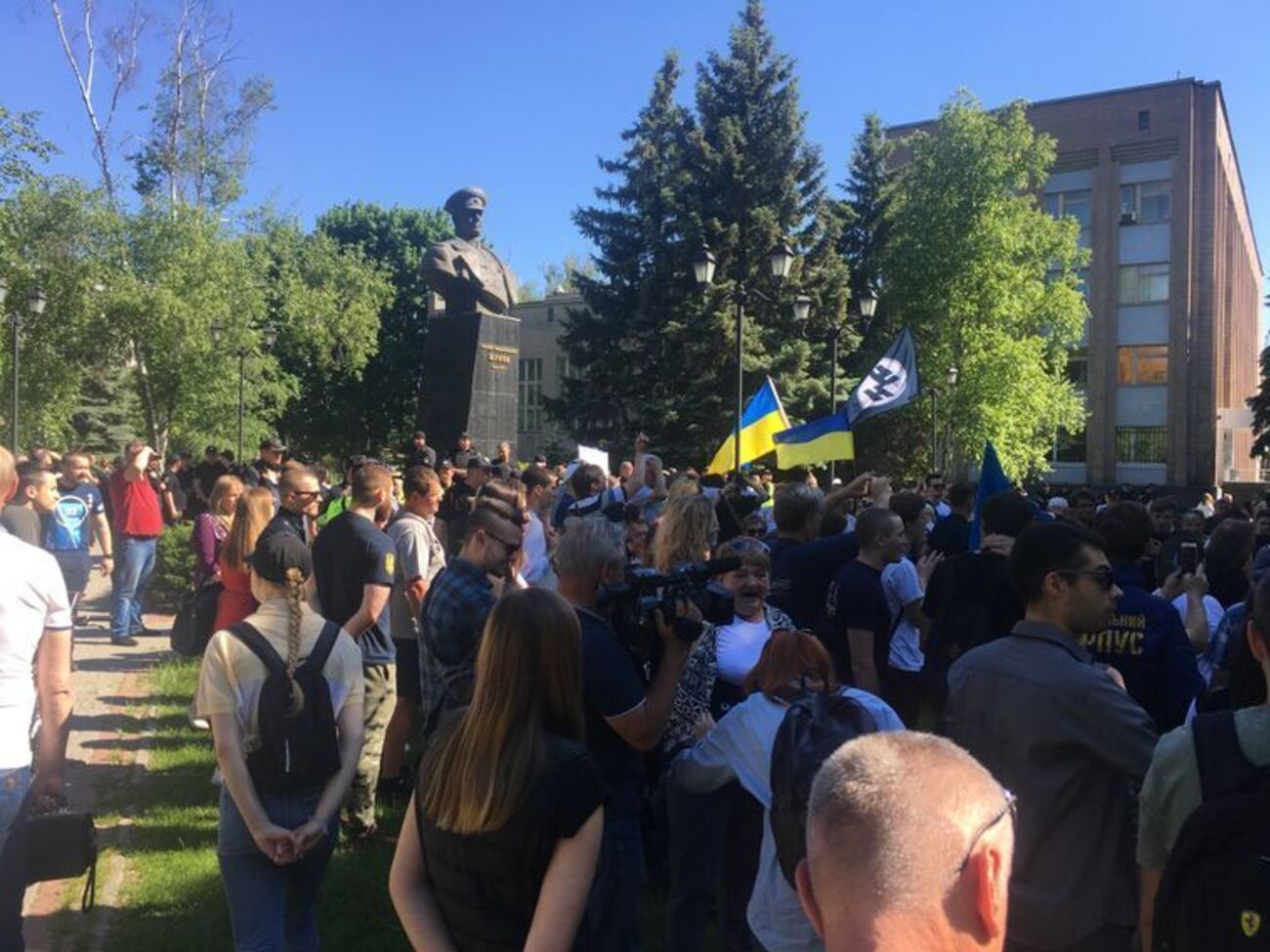 В акции "Нет мяснику Жукову на карте Украины" приняли участие около 200 харьковчан