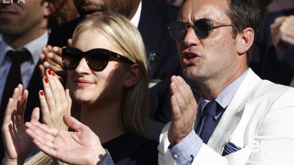 Дружина Лоу молодша за нього на 14 років