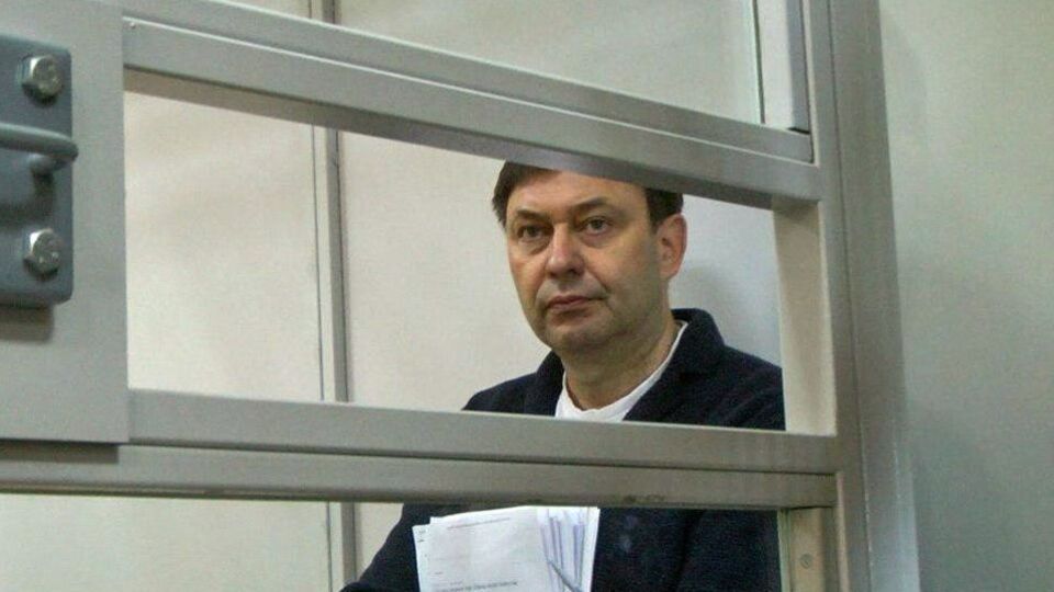 Вышинский заявил, что не может расслышать, о чем говорит суд