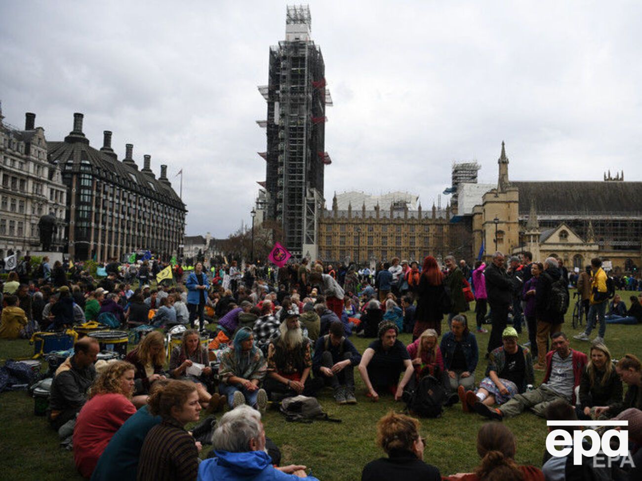 Решительных действий от британского парламента требовали активисты