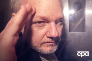 13 травня прокуратура Швеції відновила розслідування щодо Ассанжа у справі про зґвалтування