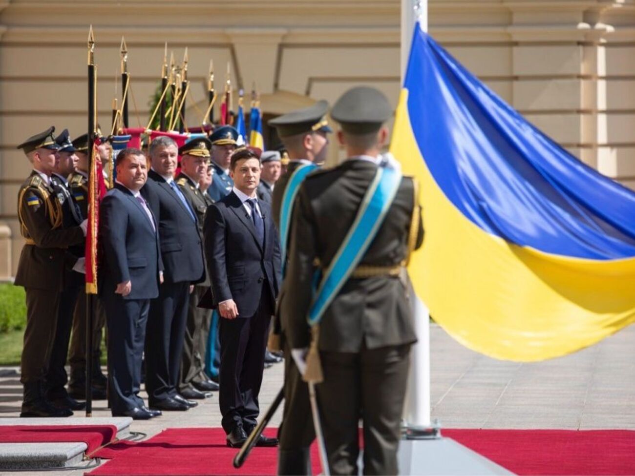 Перед Зеленським пройшли урочистим маршем бійці Почесної варти