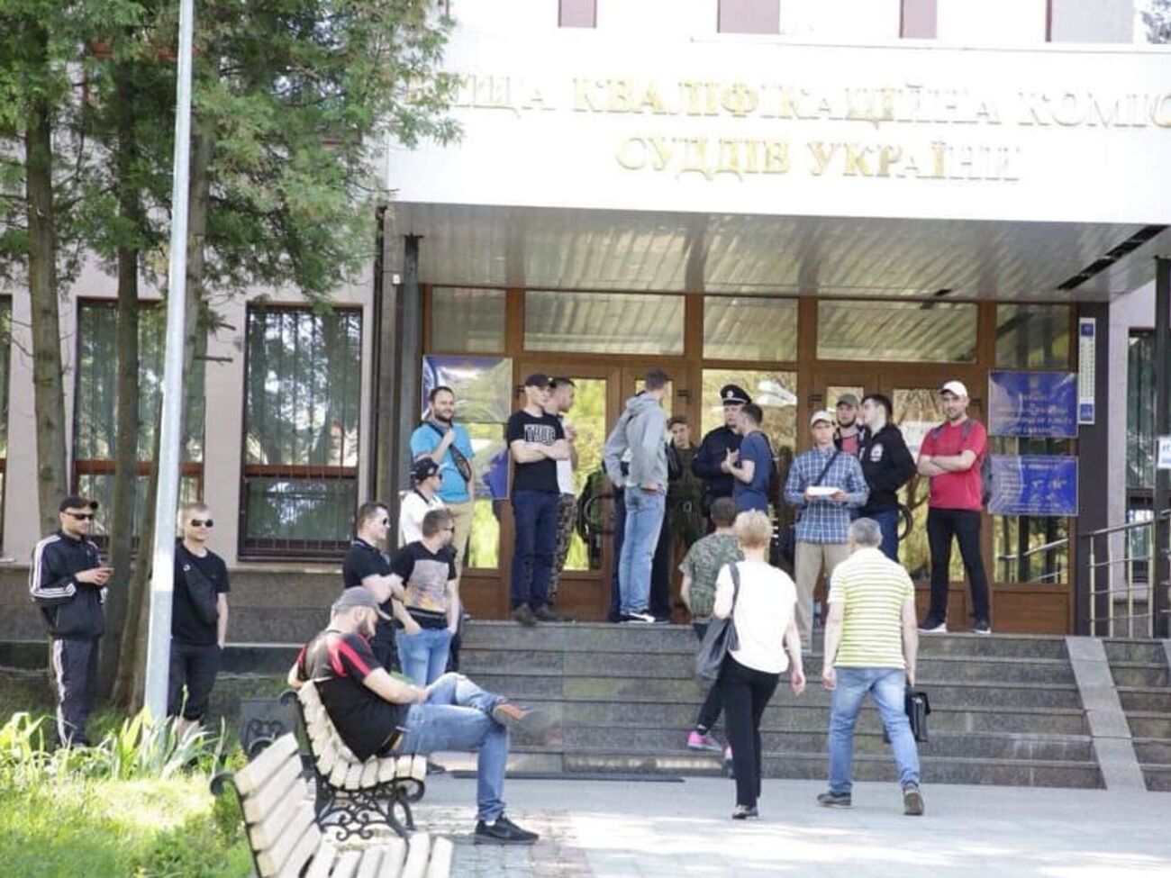 Блокировавшие здание ВККС представились активистами