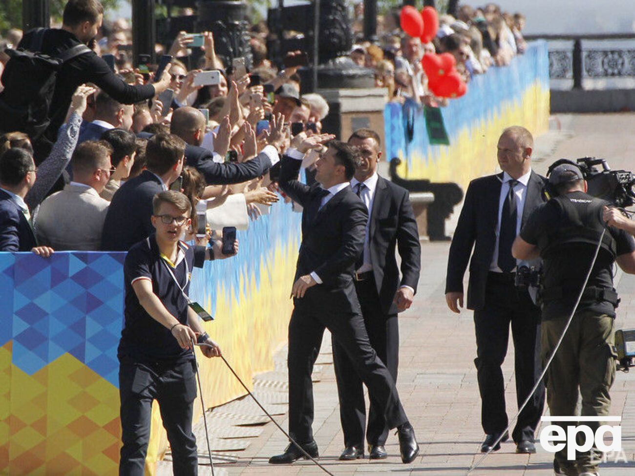 Зеленский пешком дошел до здания Рады, где состоялась его инаугурация