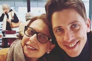 У ролику герой поринає у спогади про своє дитинство