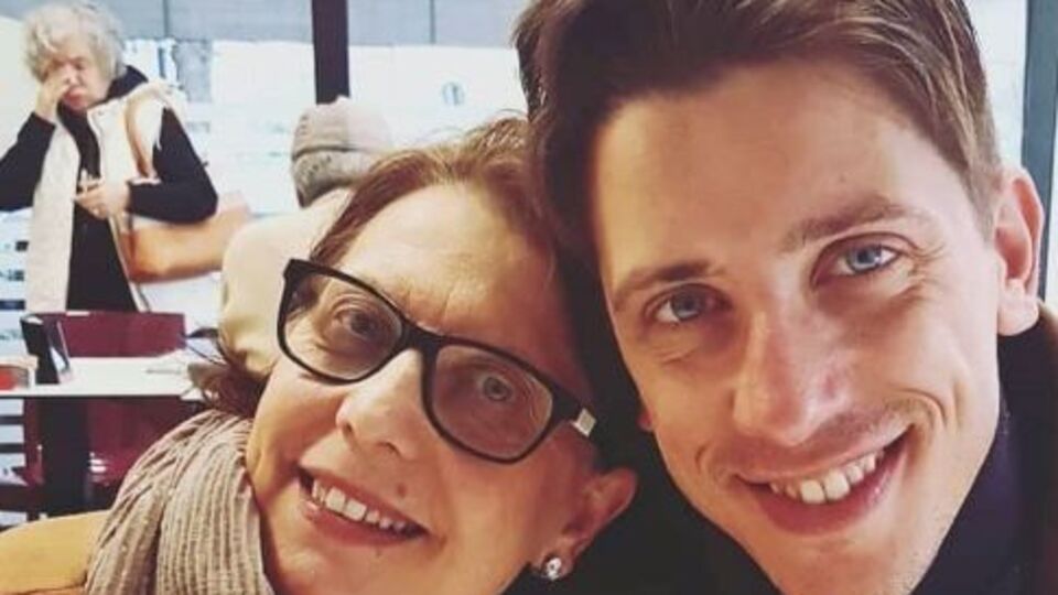 У ролику герой поринає у спогади про своє дитинство