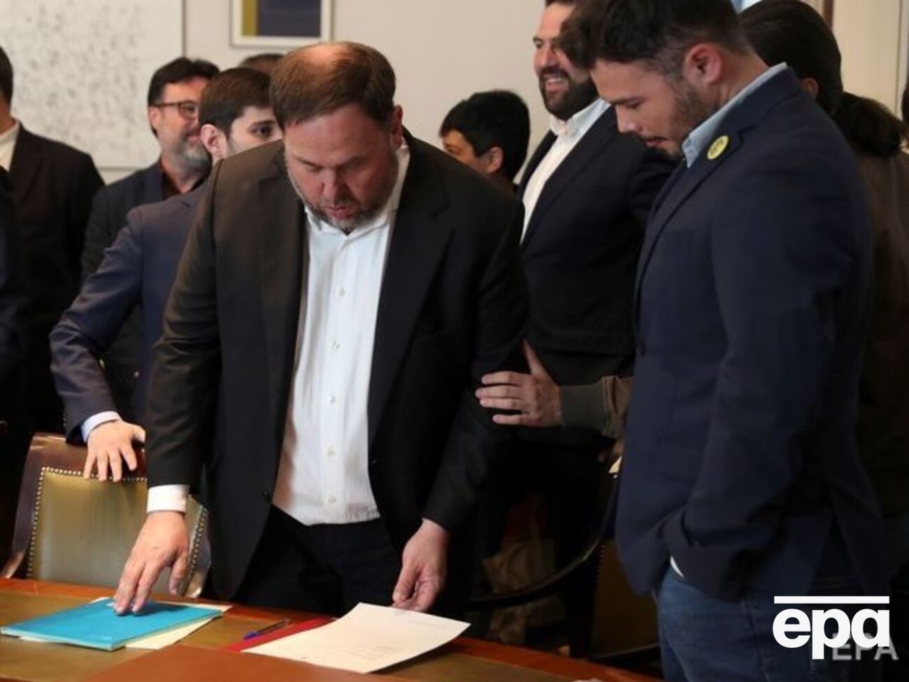 Жункерасу (ліворуч) дозволили отримати мандат, але подарункові телефон і планшет відібрали