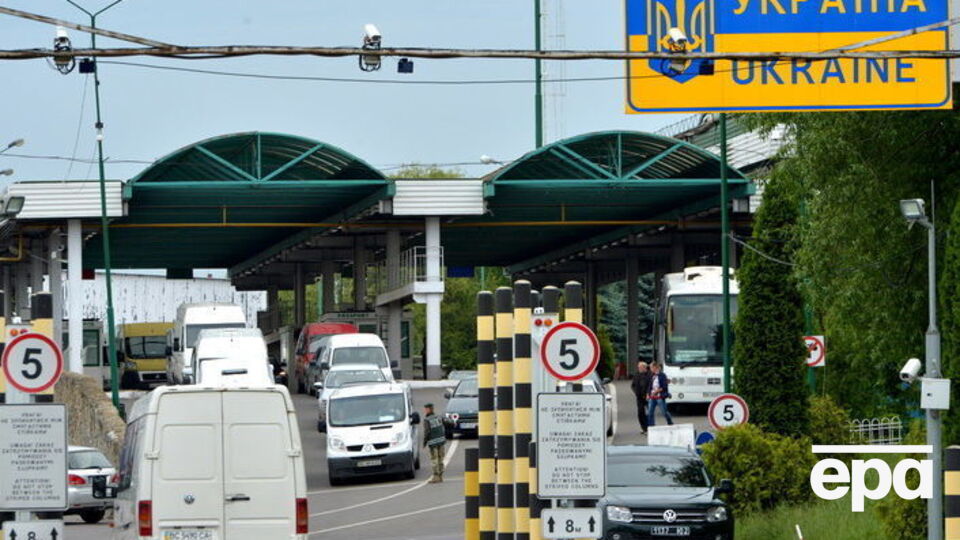 Апасов утверждает, что "запретный" список передан пограничникам