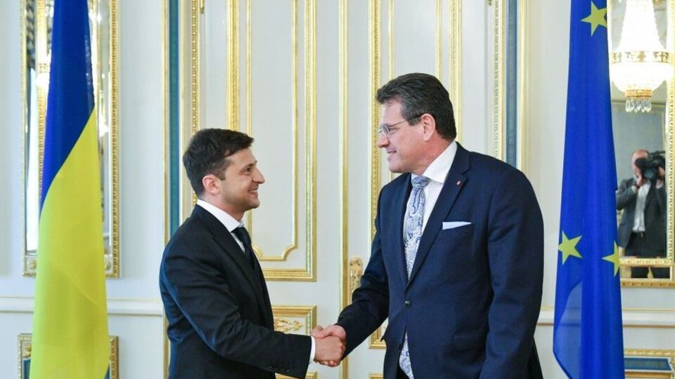 Шефчович (справа) заявил Зеленскому, что Евросоюз высоко ценит продолжение европейской политики Украины
