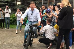 Ляшко приїхав на зустріч велосипедом