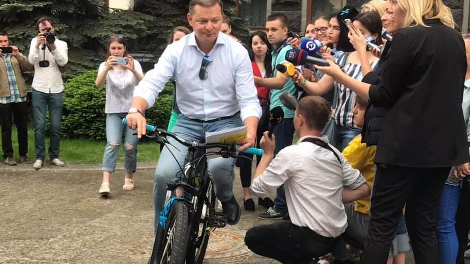 Ляшко приїхав на зустріч велосипедом