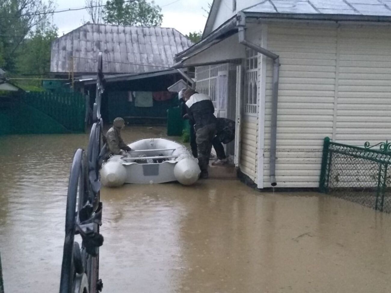 Для оказания помощи населению привлечено 126 человек и 26 единиц техники