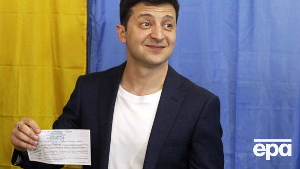 Зеленський 21 квітня показав бюлетень, де проголосував за себе