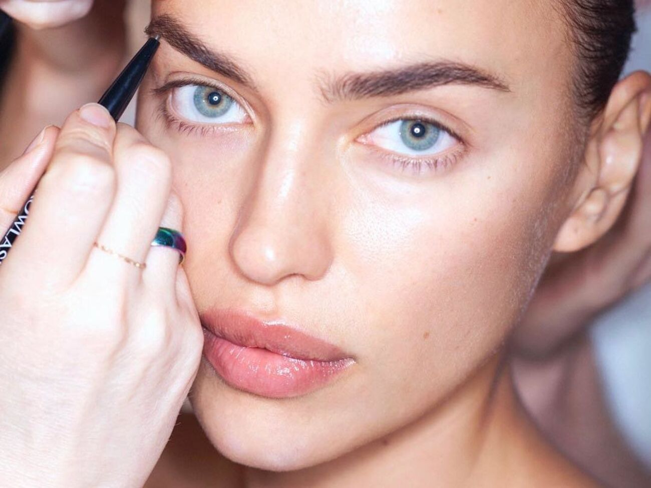 Шейк показала декольте для промо бренда білизни Intimissimi