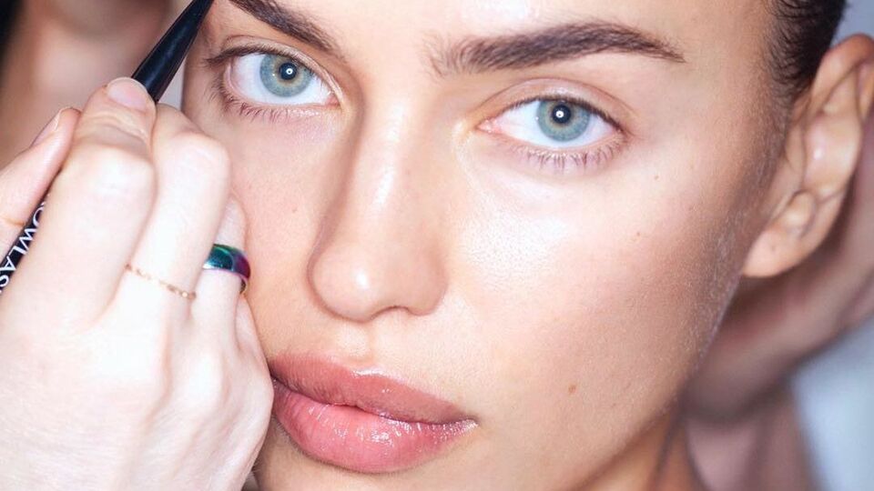Шейк показала декольте для промо бренда білизни Intimissimi