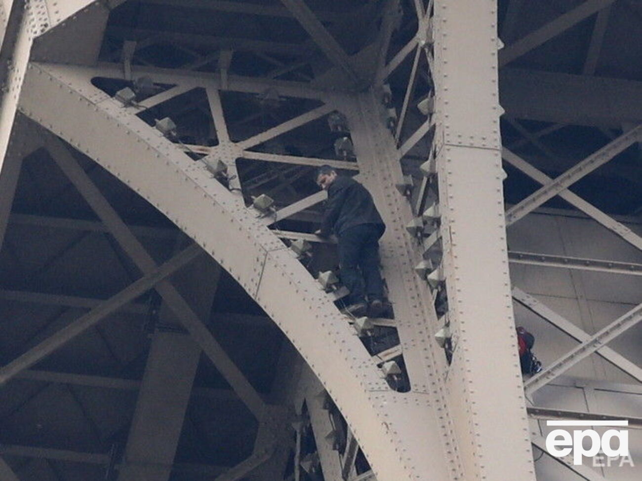 Чоловік провів на вежі шість годин