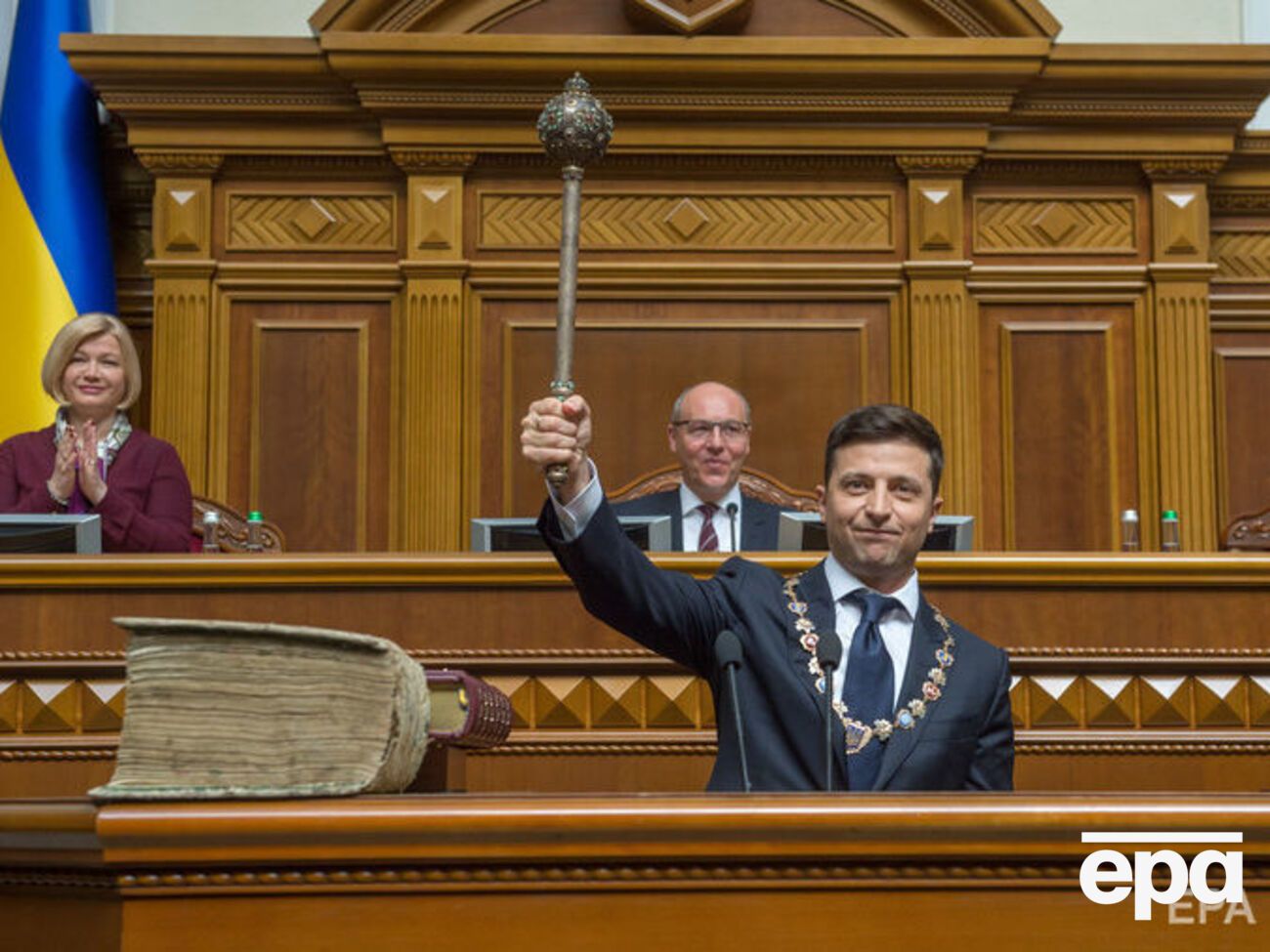 Зеленский выполнил обещание и прекратил полномочия Рады