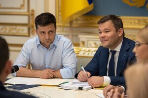 Богдан (на фото праворуч) є адвокатом Коломойського