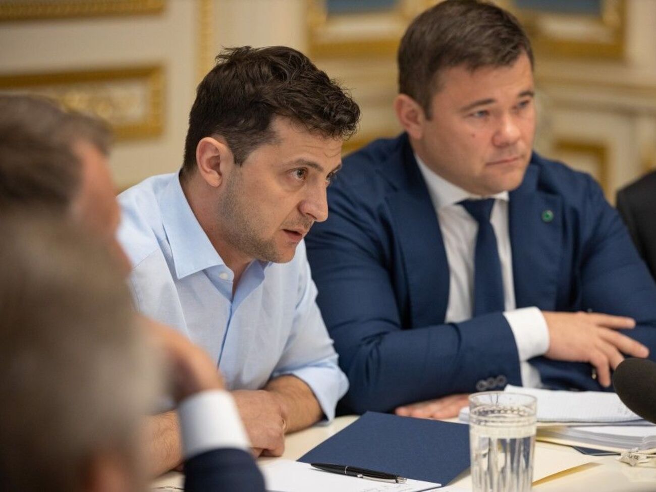 Богдан (на фото справа) является адвокатом Коломойского