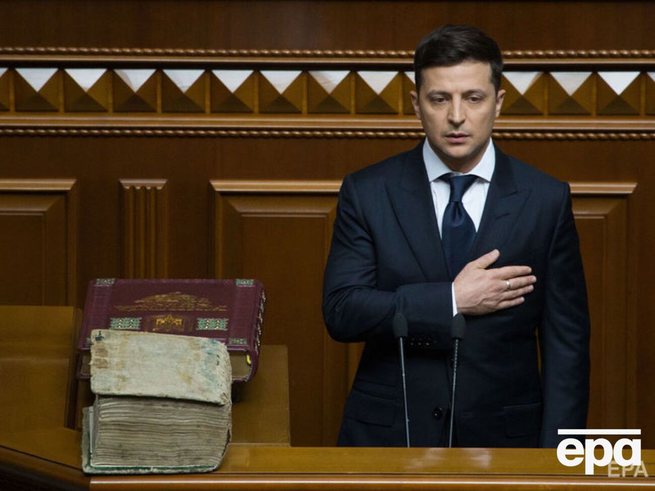 По словам Коломойского, инаугурацию Зеленского (на фото) он смотрел по телевизору
