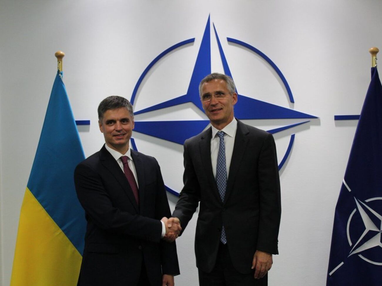 Пристайко (ліворуч) представляв Україну в НАТО