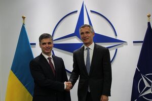 Пристайко (ліворуч) представляв Україну в НАТО