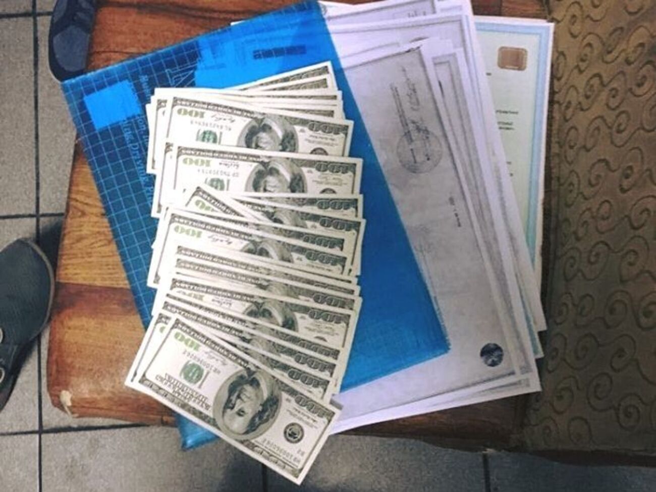 Посадовець вимагав та одержав хабар у розмірі $2,5 тис.