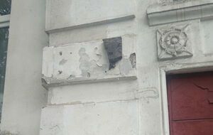 Табличку из гранита установили в конце февраля, накануне годовщины убийства Немцова